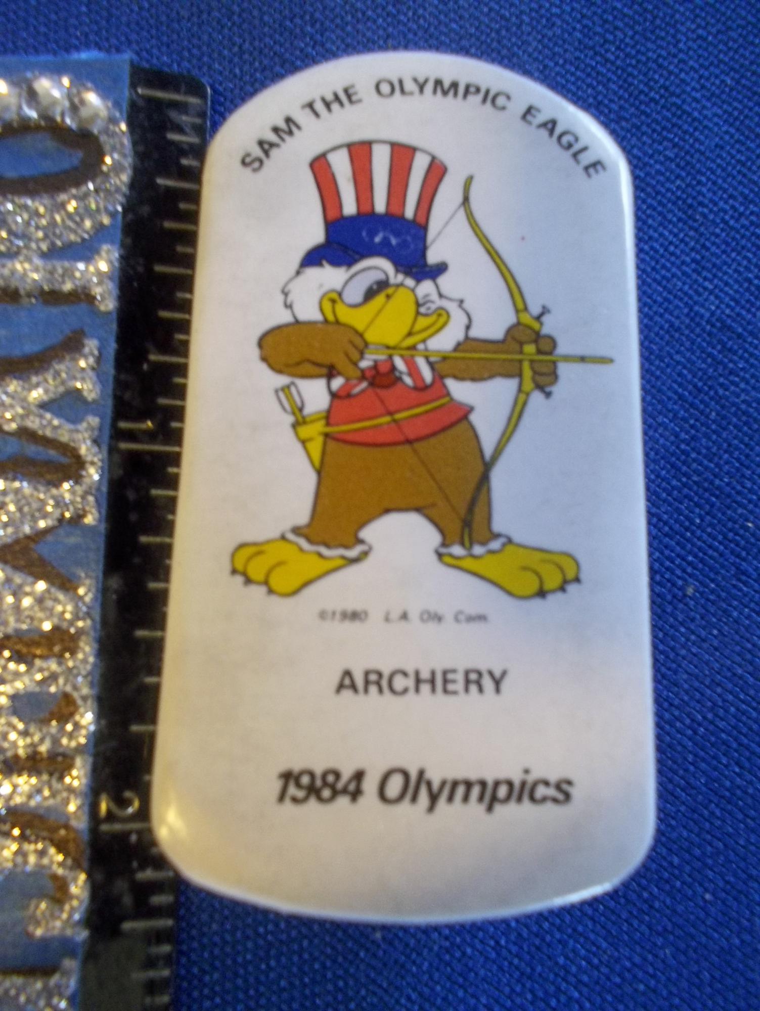 Pin's Sam L'Aigle – Jeux Olympiques Los Angeles 1984 – Athlétisme Haies
